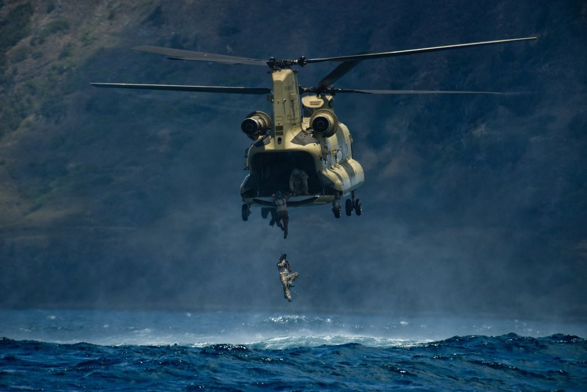 Thành viên Phi đội chiến thuật đặc biệt 22 leo lên trực thăng CH-47 Chinook trong một nhiệm vụ trên biển.