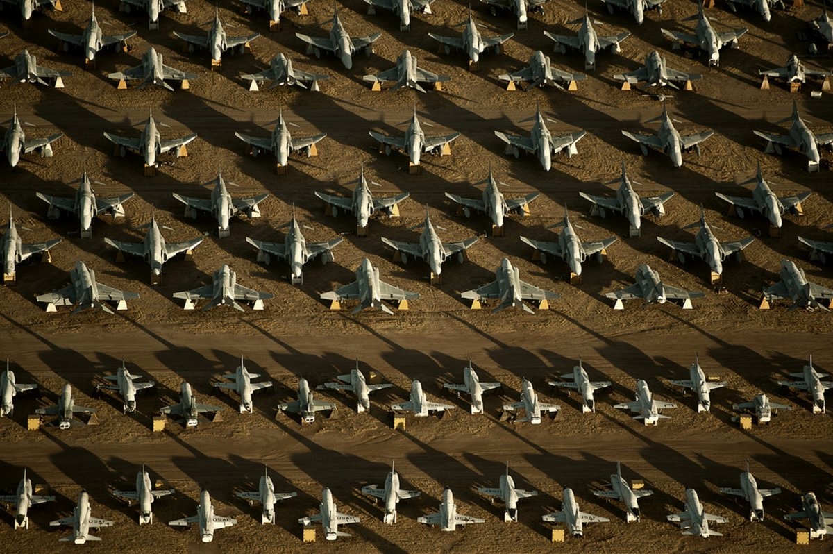 Dãy máy bay F-4 Phantom và T-38 Talon đậu tại cơ sở bảo trì và tái tạo không gian vũ trụ (AMARG) 309, thường biết đến với tên Boneyard, tại căn cứ không quân Davis-Monthan ở bang Arizona.