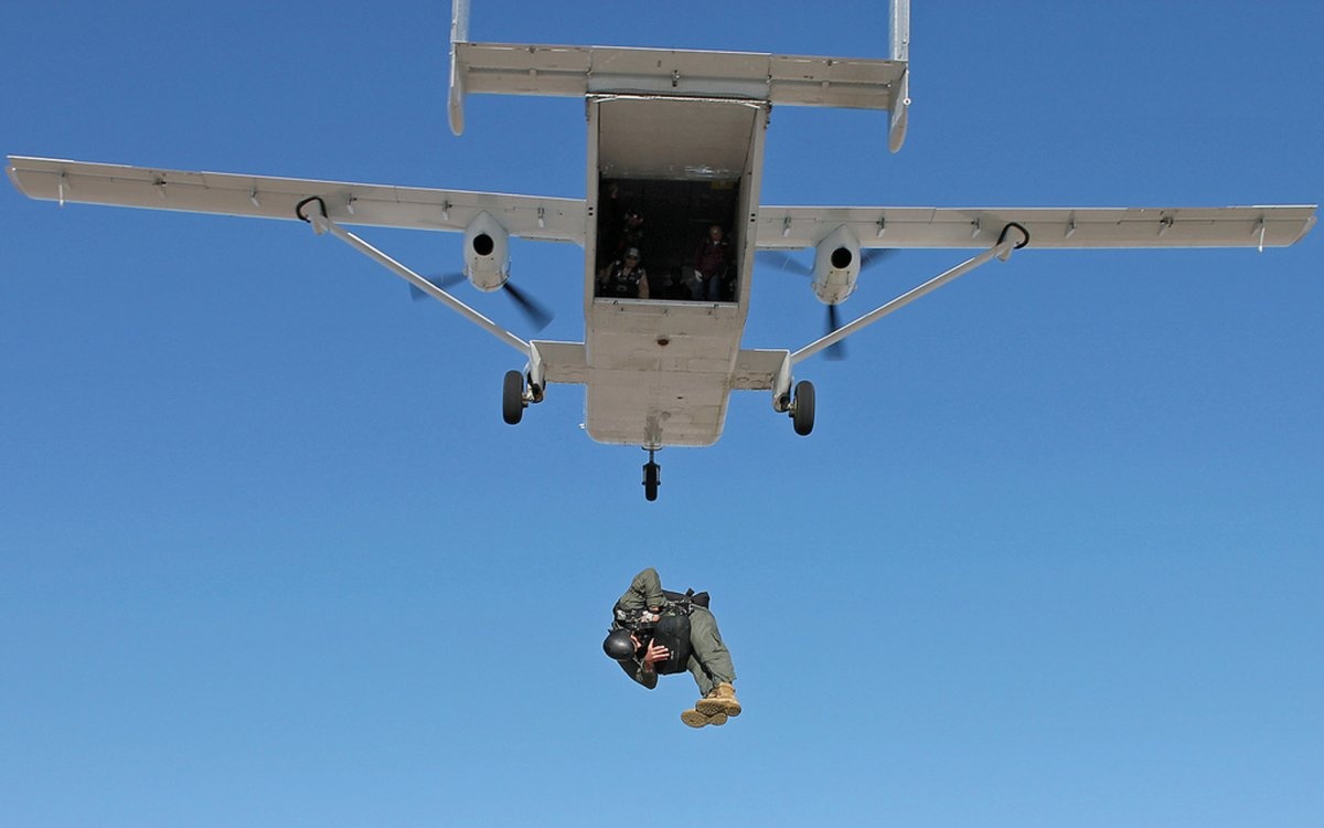 Trung sĩ Matthew Mensch nhảy dù rời khỏi một chiếc SC.7 Skyvan trong buổi diễn tập gần căn cứ không quân Edwards, bang California.