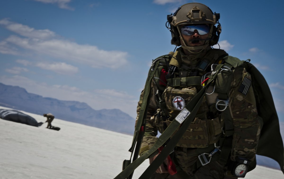 Trung sĩ Welby Ramos, thành viên Phi dội chiến thuật đặc biệt 22, và một số đồng đội tiếp đất từ độ cao gần 4.000km trong một cuộc tập huấn ở căn cứ Lewis-McChord, bang Washington.