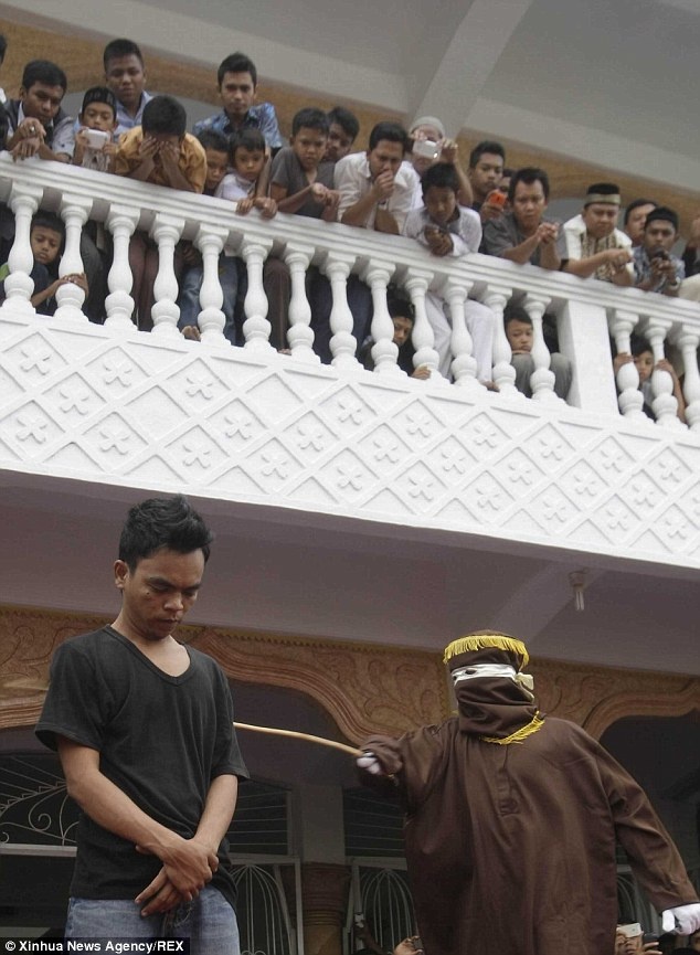 Theo Illiza Saaduddin Djamal, thị trưởng thành phố Banda Aceh, đây là lần thứ 7, cảnh sát thi hành án phạt roi công khai đối với những người vi phạm luật Sharia kể từ chính quyền áp dụng nó tại phố hồi năm 2002. 