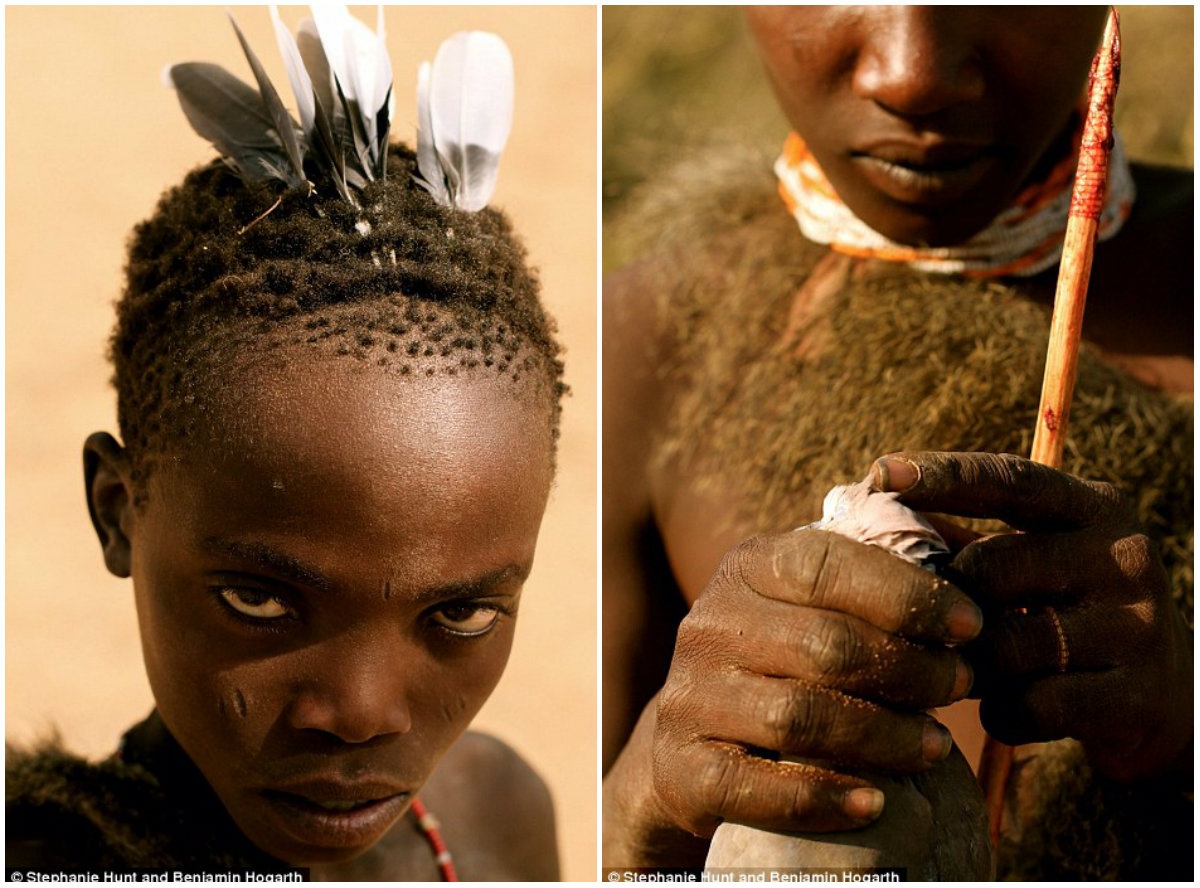 Một cậu bé thuộc bộ tộc Hadza gắn lông thú trên đầu (ảnh trái) trong khi một đứa trẻ khác cầm con chim bồ câu đã chết với một cây cung tự chế (ảnh phải). 