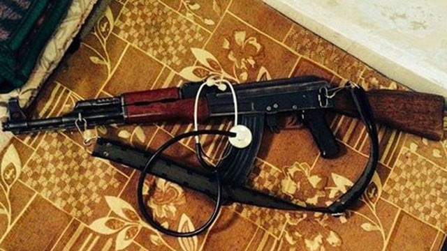 Shams đăng bức hình ống nghe và cây súng để khẳng định cô đến Syria hành nghề bác sĩ và sẵn sàng tử vì đạo. Ảnh: news.com.au