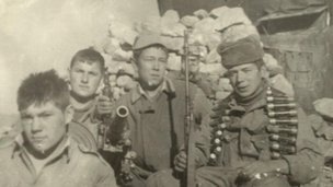 Ilya Abishev (đứng thứ hai từ phải sang) tại chiến trường Afghanistan năm 1988. Ảnh: BBC