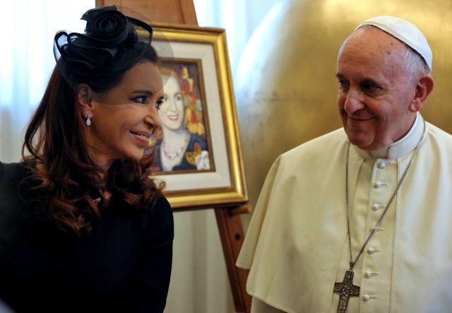 IS doa am sat tong thong Argentina vi than thiet Giao hoang hinh anh