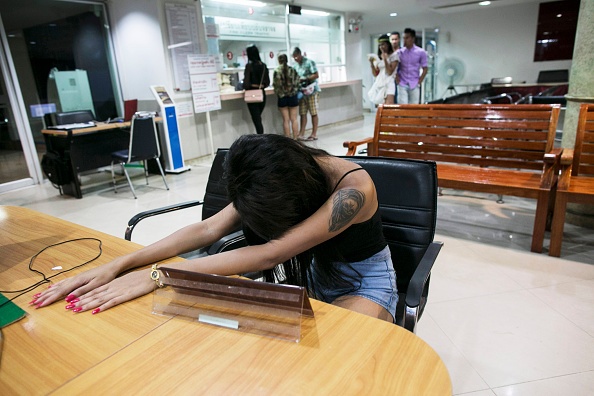 Một gái mại dâm tại đồn cảnh sát Pattaya. Cô bị bắt vì đã ăn cắp tiền và tài sản cá nhân của một du khách Trung Quốc.