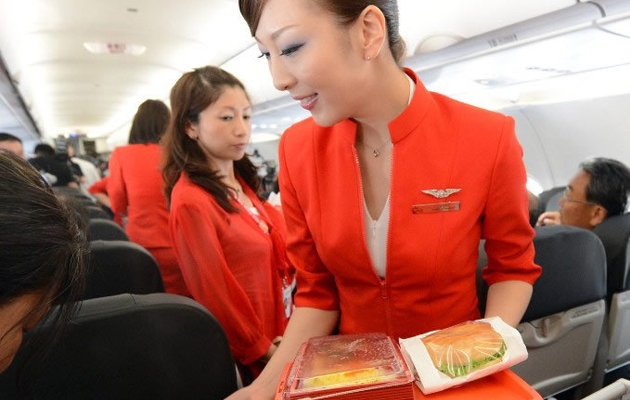 Doi tu rac roi cua cac tiep vien hang khong hinh anh