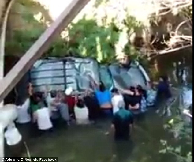 My: Dam dong cuu thanh nien trong xe bi lat up duoi song hinh anh