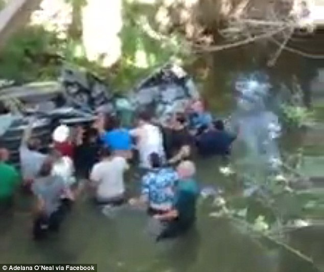 Nguoi dan My giai cuu thanh nien trong xe lat up duoi song hinh anh