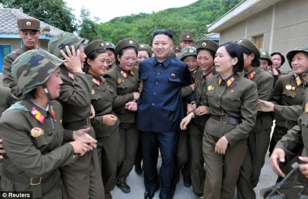 Nữ quân nhân tiếp đón nhà lãnh đạo Kim Jong-un. Ảnh: Reuters
