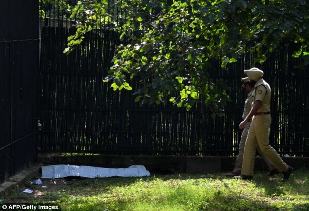 Cảnh sát tiếp cận xác nạn nhân ở góc chuồng hổ. Ấn Độ là quốc gia sở hữu 1.706 con hổ Bengal và ít hơn 100 hổ trắng, theo cuộc điều tra trong năm 2011. Hổ trăng là loài động vật nguy cấp. Tình trạng săn bắn tràn lan và mất môi trường sống do sự xâm lấn của con người là những thách thức lớn đối với nỗ lực bảo tồn hổ.