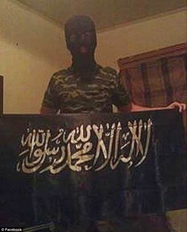 Numan Haider là một trong những nghi phạm khủng bố mà cảnh sát đang theo dõi, sau những hành vi của anh như đăng ảnh cầm cờ của Nhà nước Hồi giáo trên Facebook. Ảnh: Facebook