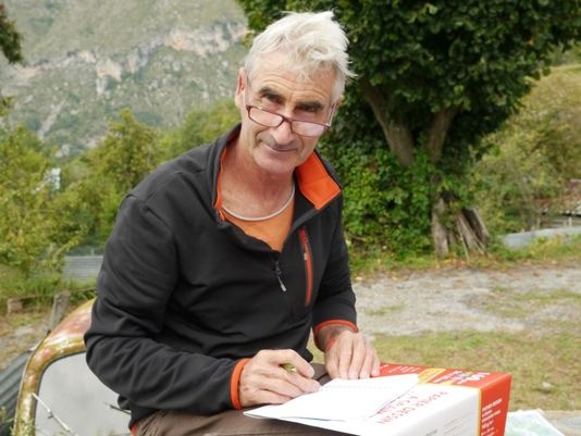 Phien quan Hoi giao chat dau con tin Phap hinh anh