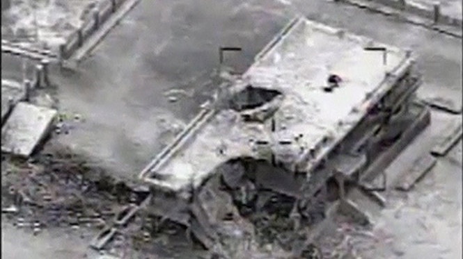 Hình ảnh do phía Mỹ cung cấp cho thấy một tòa nhà IS chiếm giữ ở Raqqa (Syria) bị đánh sụp sau đợt không kich ngày 23/9. Ảnh: Reuters