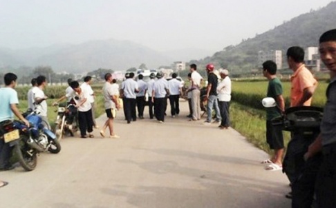 Cảnh sát đang tiếp cận hiện trường vụ tai nạn kinh hoàng sáng 26/9. Ảnh: Weibo