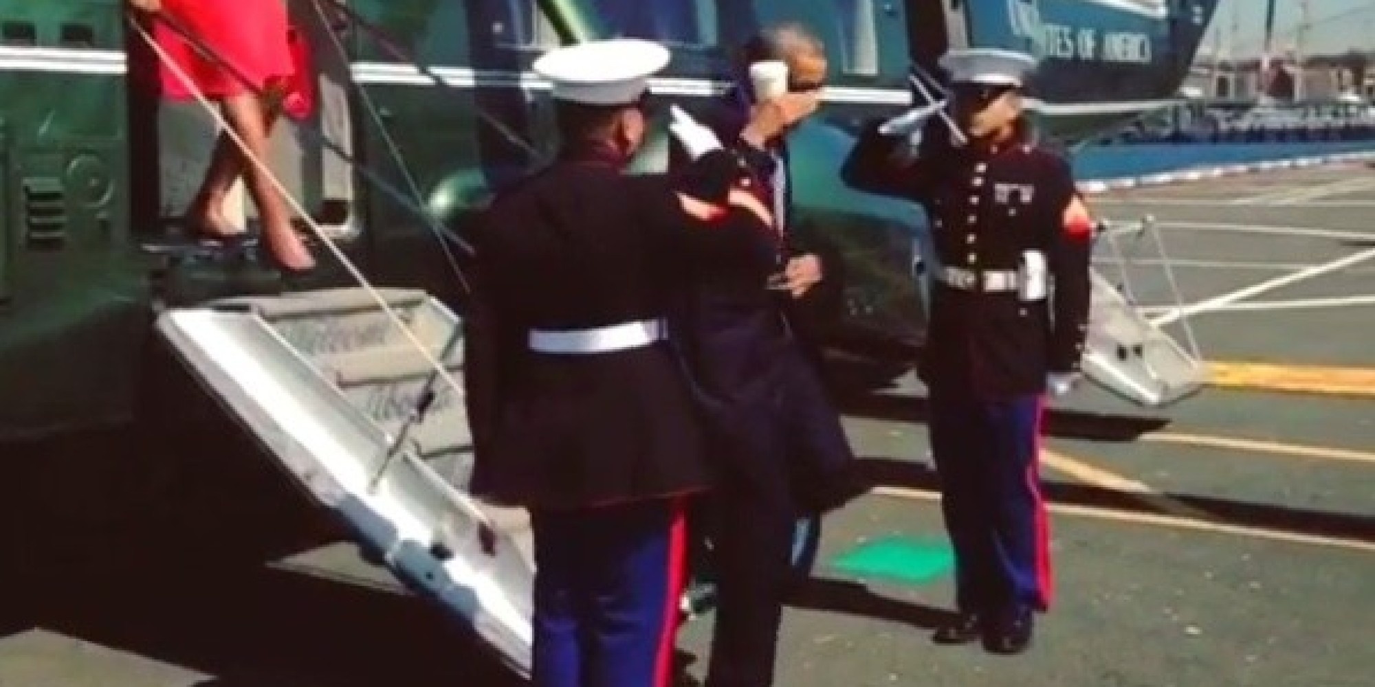 Obama bi chi trich vi cam coc ca phe khi chao binh si hinh anh