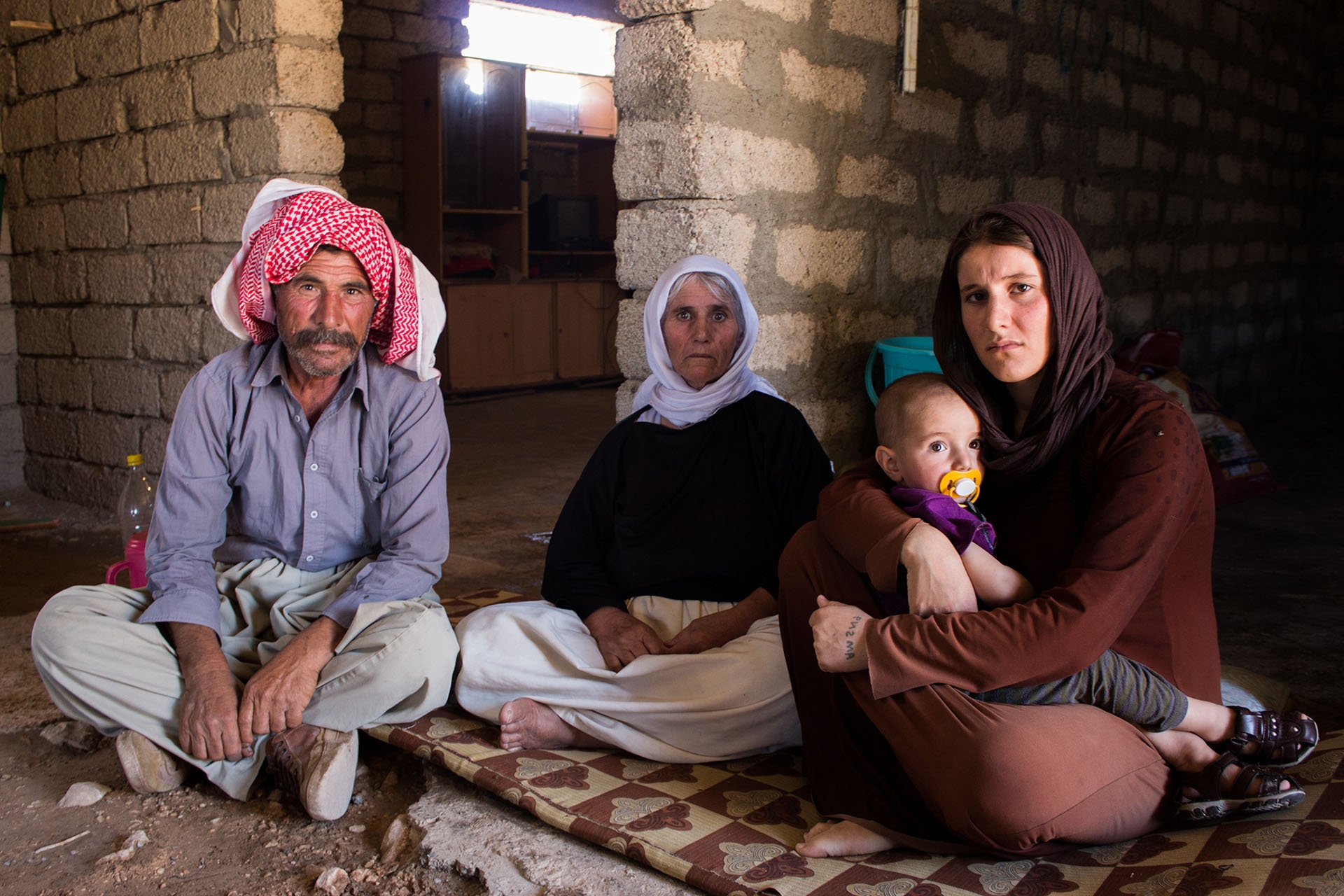 Amsha Ali Alyas đoàn tụ với gia đình tại một khu tị nạn của người Yazidi.