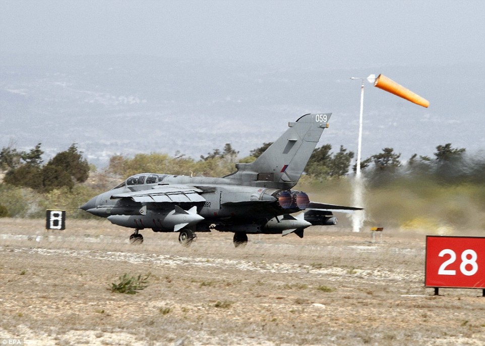 Chiến đấu cơ Tornado GR4 của không quân Anh rời căn cứ để bay đến Iraq ngày 27/9. Ảnh: EPA