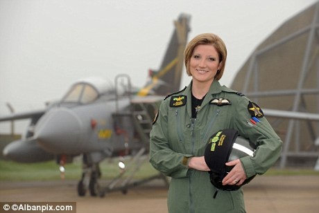 Nu phi cong lai chien dau co Anh khong kich IS hinh anh