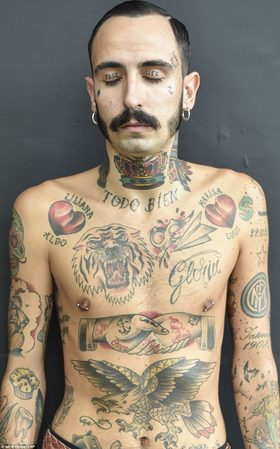 Đây là năm thứ 10 London tổ chức sự kiện này, diễn ra tại Tobacco Dock với sự tham gia của khoảng 400 nghệ sĩ xăm hình xuất sắc nhất thế giới, báo Daily Mail đưa tin ngày 28/9. Trong ảnh là một nghệ sĩ đang phô diễn những hình xăm trong bộ sưu tập Cuộc sống tự do (dòng chữ xăm trên mí mắt) của một nghệ sĩ. Ảnh: LNP