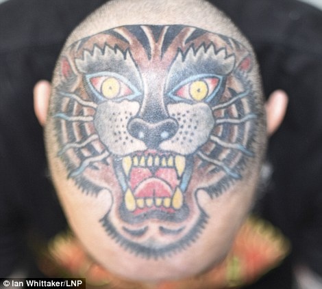 Một du khách khoe hình xăm con hổ ấn tượng trên đầu. Ảnh: LNP