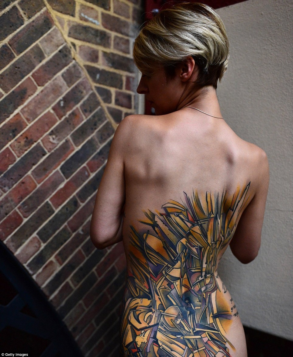 Cô Anastasia Stasi khoe những hình xăm ấn tượng ở phần thân sau cơ thể, tạo thành từ những đường nét trừu tượng màu vàng, cam, đen và tím. Ảnh: Getty Images