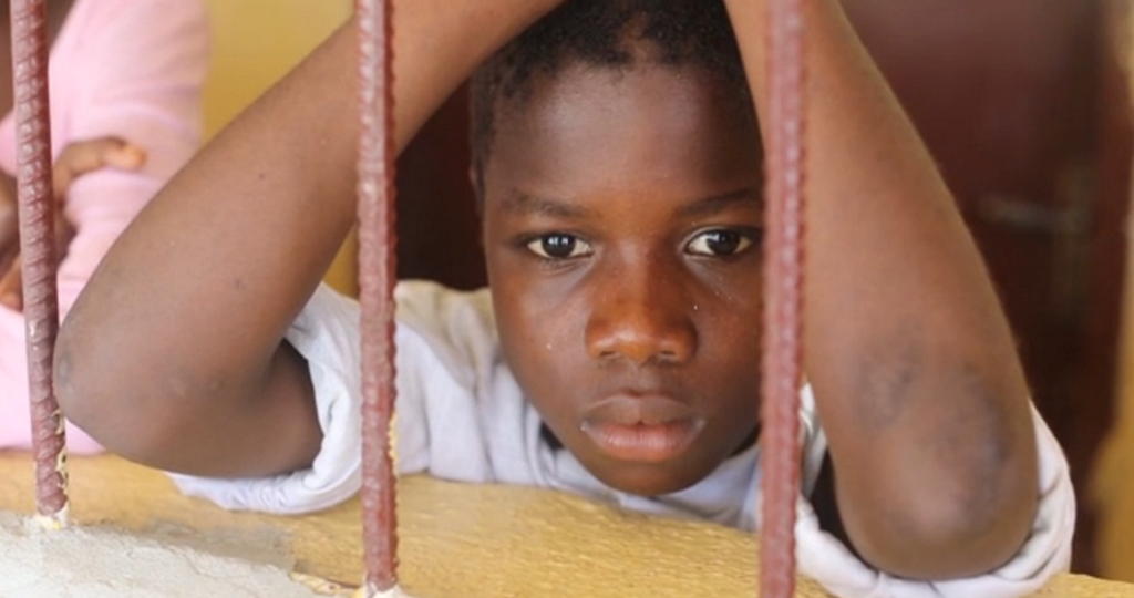 Phan doi tre mo coi nhiem Ebola hinh anh