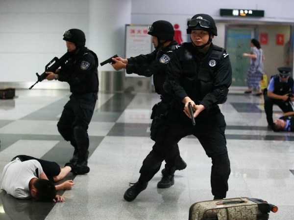 Trung Quoc dien tap chong khung bo quy mo lon tai Bac Kinh hinh anh