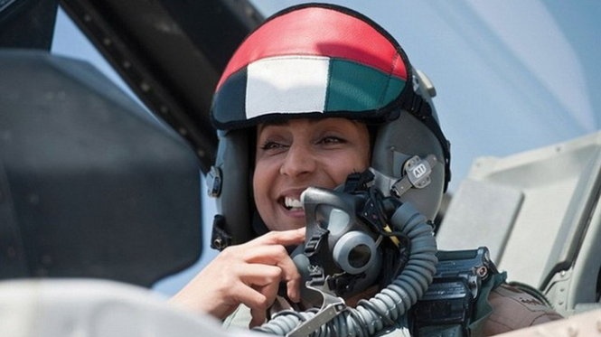 Thiếu tá Mariam Al Mansouri thuộc không quân UAE lái chiếc F-16. Ảnh: Không quân UAE