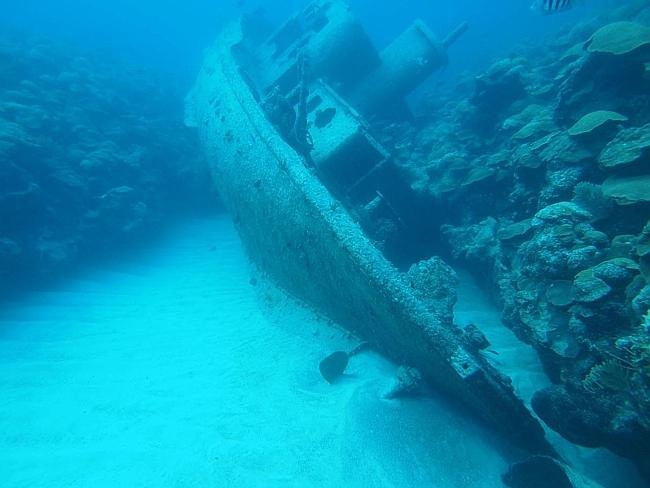 Một trong số những vụ đắm tàu lịch sử nhất đã xảy ra tại Đại Tây Dương liên quan tới tàu thương gia hai cột buồm của Mỹ Mary Celestia. Đây là con tàu chạy bằng hơi nước. Nó được sử dụng là phương tiện vận chuyển súng lậu, đạn dược, vật dụng, lương thực cho quân đội ở phía nam trong cuộc nội chiến Mỹ. Năm 1838, con tàu dài 68 m bị chìm sau khi va chạm với một rạn san hô gần bờ phía nam. Ngày 4/12/1872, người ta tìm thấy Mary Celestia khi nó đang trôi dạt tự do ngoài khơi Bồ Đào Nha. Toàn bộ thủy thủ đoàn biến mất không để lại một dấu vết, trong khi tất cả mọi thứ trên tàu đều còn nguyên vẹn. 