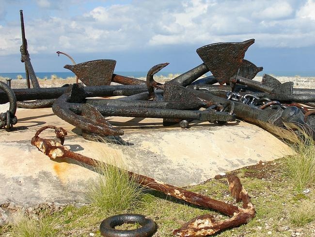 Các bộ phận của những con tàu xưa kia được đem lên bờ. 