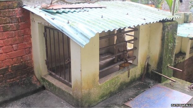 Nhot be 4 tuoi vao cui cho vi noi chuyen rieng trong lop hinh anh