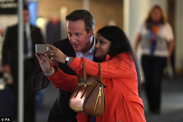 Cô Parveen Hassan, một nhà hoạt động vì quyền phụ nữ, chụp ảnh