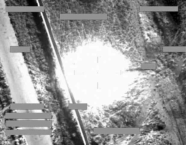 Tên lửa phóng từ chiến đấu cơ Tornado của Anh tiêu diệt xe chở vũ khí của phiến quân. Ảnh: PA