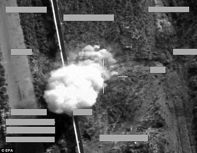 Ảnh cuộc tấn công chụp từ màn hình buồng lái trên máy bay. Cuộc không kích diễn ra ngay sau khi Ngoại trưởng Anh, ông Philip Hammond, khẳng định London không do dự tấn công Nhà nước Hồi giáo. Ảnh: PA