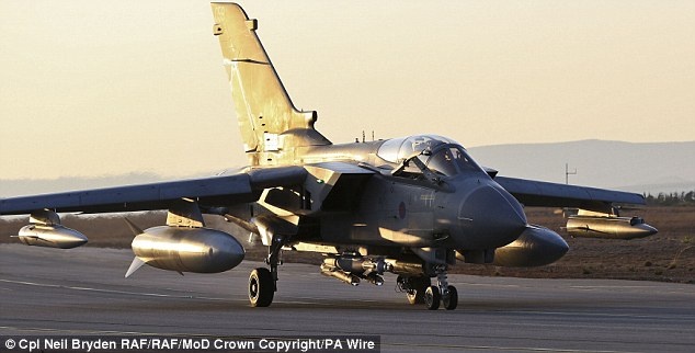 Chien dau co Anh doi bom pha huy vu khi hang nang cua IS hinh anh