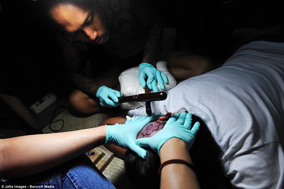 Ky thuat xam tro truyen thong cua nguoi Indonesia hinh anh