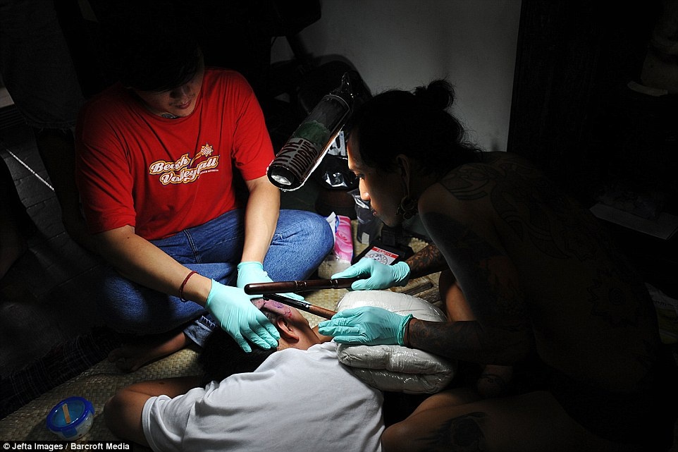 Với kỹ thuật này, các thợ xăm sử dụng một thanh gỗ ngắn có gắn kim ở phần đầu để chích mực. Quá trình xăm phải cần đến hai người thực hiện.