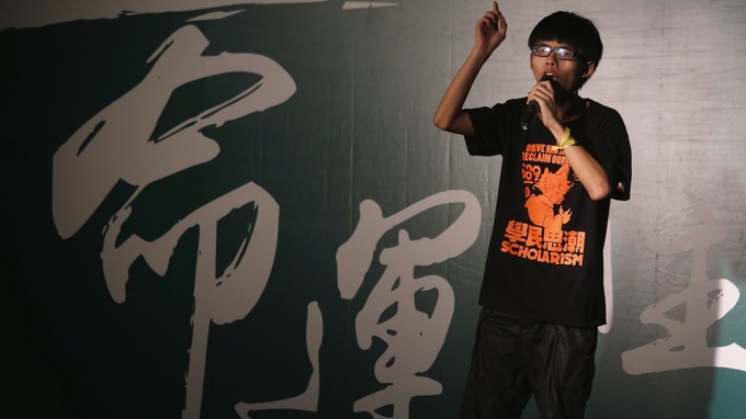 Thủ lĩnh biểu tình học sinh Joshua Wong (Hoàng Chi Phong) trong chiếc áo thun đen. Ảnh: Reuters