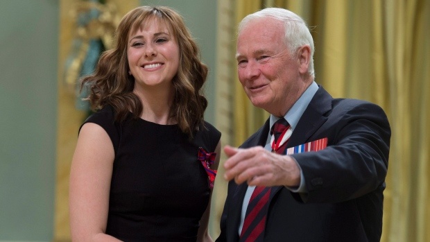 Tiếp viên Nicole Foren nhận huy chương vì hành động gan dạ. Ảnh: CBC