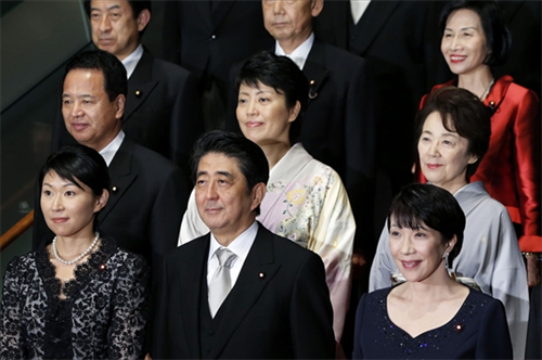 Bà Yuko Obuchi đứng cạnh Thủ tướng Abe bên trái trong lễ ra mắt thành viên nội các Nhật Bản hôm 3/9. Ảnh: