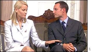 Thái tử Haakon sát cánh bên người bạn đời trong một buổi họp báo trước ngày cưới. Ảnh: AP