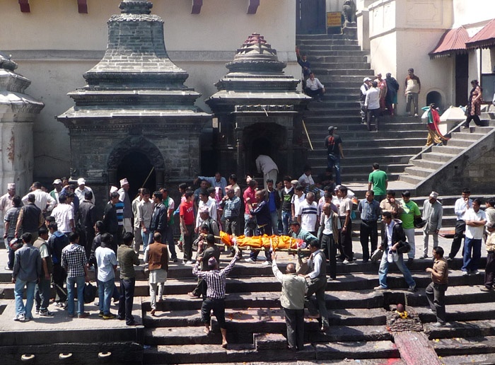 Nếu khi đốt xác, hộp sọ người chết nổ tung, thì họ cho rằng điều đó mang lại may mắn cho những người đang sống. 