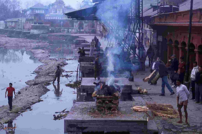 Nếu hộp sọ không nổ, thì đội thiêu xác cũng sẽ đập vỡ hộp sọ để mang lại may mắn cho gia đình người xấu số. 