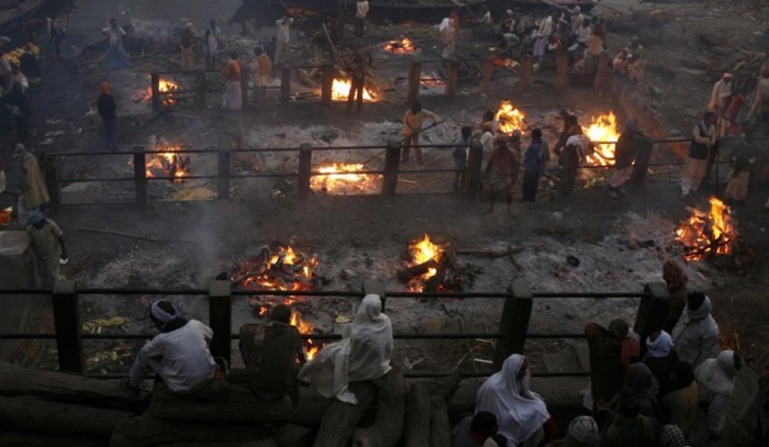 Sau khi hoàn tất thủ tục hỏa thiêu họ sẽ mang tất cả tro, cốt, và quần áo của người chết đổ xuống sông Hằng.