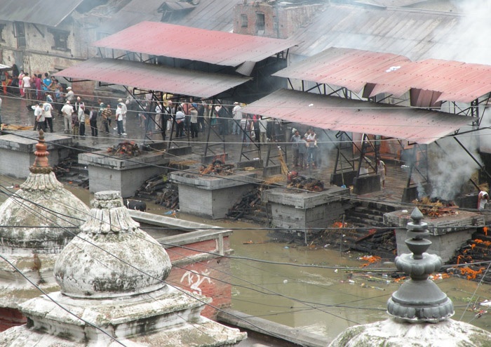 Nghi lễ hỏa thiêu ngay bên sông Hằng diễn ra thường nhật, tạo nên cảnh tượng hết sức lạnh người cho những ai chưa từng nhìn thấy nghi thức này. 