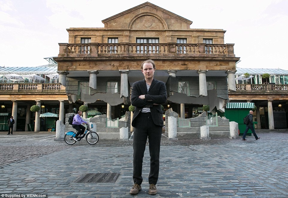 Nghệ sĩ Alex Chinneck và tác phẩm của anh. Ảnh: Daily Mail