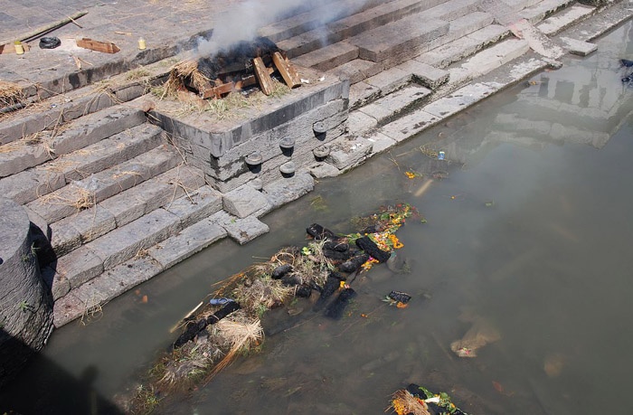 Việc người dân sống hai bên sông Hằng bắt gặp những xác chết nổi lềnh bềnh trên sông là điều quá quen thuộc. 