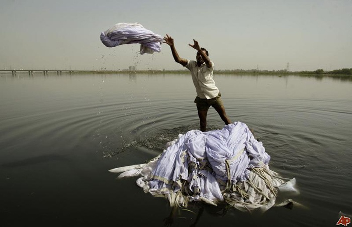 Người dân hai bên sông Hằng vẫn thản nhiên tắm táp, giặt giũ khi trước mặt họ là những xác chết đang phân hủy. Hiện sông Hằng đang ô nhiễm ở mức báo động. 