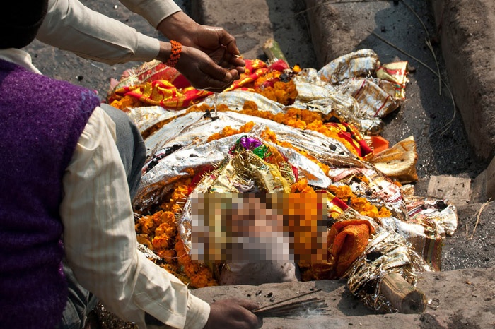 Họ đặt xác đàn ông ngửa mặt lên trời, còn xác phụ nữ thì nằm úp trên giàn thiêu. 